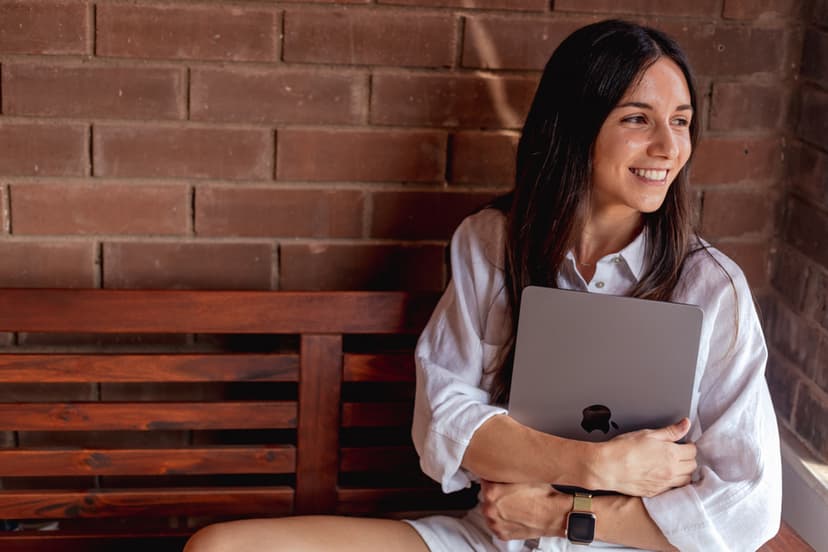 Anna sentada en un banc de la terrassa